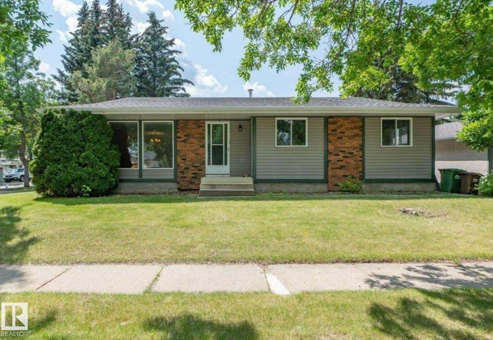 Recently sold home in Lacombe Park